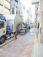 玄関前の綺麗に舗装された歩道
