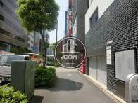 店舗が建ち並びます