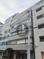 窓枠の黒い縁取りがアクセント