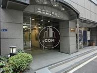 エントランス入口上部にも大きく物件名が表示されてます。