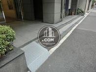 段差がありますが、一部スロープ板が設置されています。