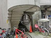 階段の脇にエレベーターフロアに続く入口があります