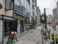 店舗が多数出店する賑わいある通り沿い