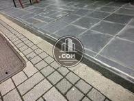 歩道との間には段差があります