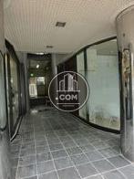 左右の店舗とはガラス壁面で仕切られます