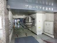 正面玄関です。ビル名が表記されています