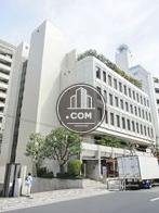 屋上に植栽が配置された建物