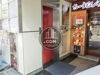 入口すぐ左にエレベーターがあります