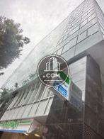 ガラス張りのスタイリッシュな外観です