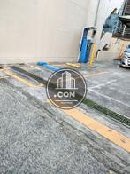 隣に駐車場