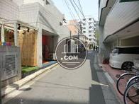 明治通り脇の細路地に面しています