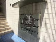 郵便受けです。小さな屋根がついています
