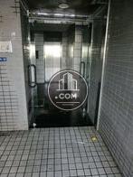 シックなビル正面玄関