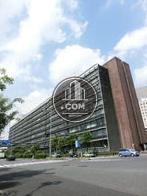隣接する建物が少なく開放的なパレスサイドビル