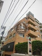 煉瓦調のタイルが張られています
