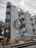 ビルの後ろです