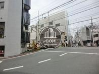 建物を向かって右手に踏切があります