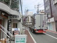 建物を出て左に踏切があります