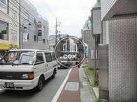 前面は交通量が多いです