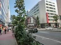 銀行や証券会社が建ち並んでます