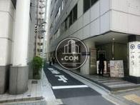 正面エントランス側の前面道路