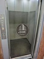 標準的な6人乗りのエレベーターです