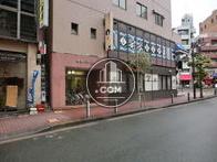 日中は人通りが多い場所です