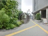 広い交差点内にあります