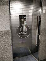 シルバーのかっこいいエレベーター