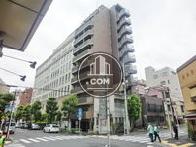 目の前は見通しの良い交差点になります