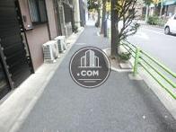 玄関を出るとすぐに歩道があります