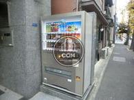 玄関横には自動販売機があります