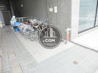 建物の裏側は駐輪場になっております