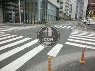 目の前は大きな交差点になっております