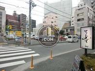 前面に大きな駐車場があります
