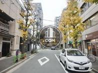 前面道路は並木通りになっております