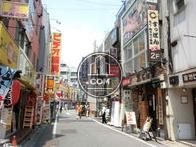 様々な店舗が軒を連ねます