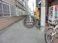 玄関前の通りです