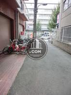 玄関を出て大通り側を見た視点