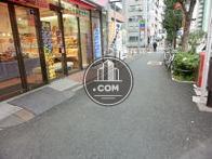 大通り側の前面の歩道です