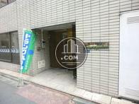 正面からみて右奥に正面玄関があります