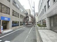車通りの少ない路地裏のような通りになっております