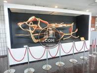 エントランス内には作品が展示されています
