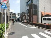 ビル側面は細い路地に面しています