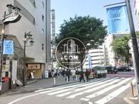 大通りに対して斜めに交わる道の根本部分に位置しています