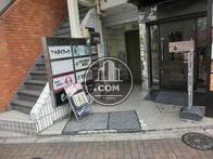 玄関前にも看板掲載可能です