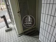 地下専用の階段が玄関脇にあります