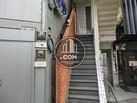 通り沿いの玄関脇から登れます