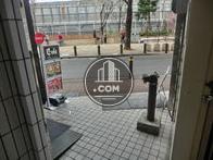 ドアがなくエレベーターを出るとすぐに外です