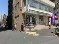 前面の歩道です